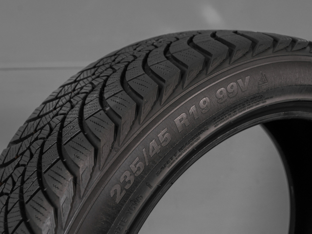 KUMHO WINTERCRAFT WP71 235/45 R19 99V 8808956165758 ZIMNÍ PNEUMATIKY