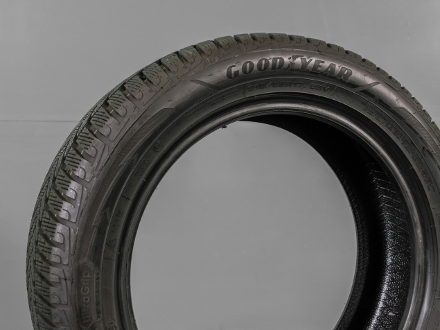 GOODYEAR ULTRAGRIP PERFORMACE  215/55 R17 98V 5452000829788 ZIMNÍ PNEUMATIKY