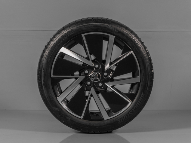 ŠKODA OCTAVIA IV, 5E3601025AD, 5E3071498F FL8, 225/45 R18 5x112, ORIGINÁLNÍ LETNÍ ALU SADA VEGA