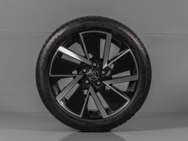 ŠKODA OCTAVIA IV, 5E3601025AD, 5E3071498F FL8, 225/45 R18 5x112, ORIGINÁLNÍ LETNÍ ALU SADA VEGA
