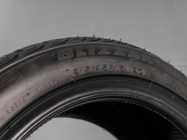 BRIDGESTONE BLIZZAK LM-32 215/45 R16 90V 3286340960014 ZIMNÍ PNEUMATIKY