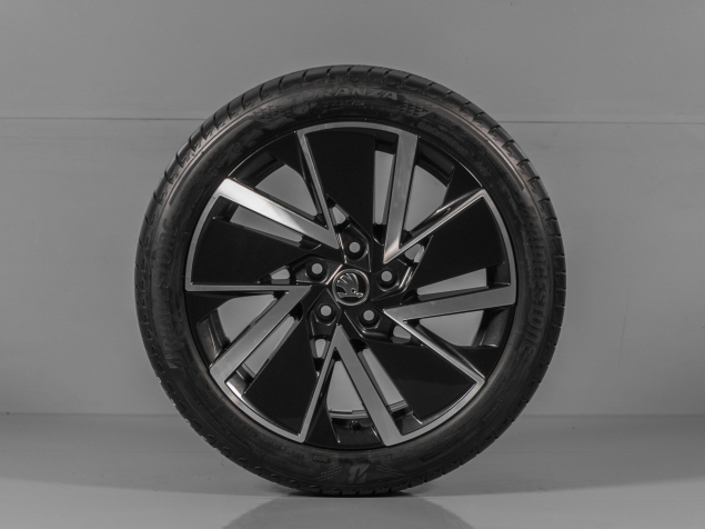 ŠKODA OCTAVIA IV, 5E3601025AD, 5E3071498F FL8, 225/45 R18 5x112, ORIGINÁLNÍ LETNÍ ALU SADA VEGA