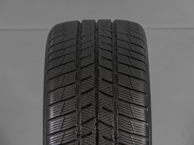 ZIMNÍ PNEUMATIKY R18 BARUM 245/45/18 100V, 4KS (1150T)