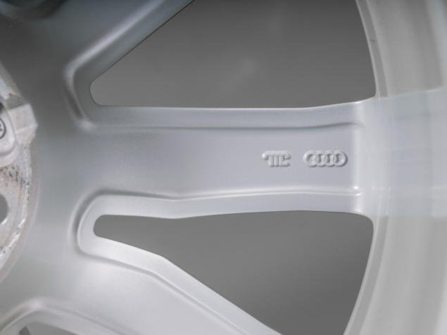 AUDI Q8 8,5x20 5x112 ET20 4M8601025T TPMS ORIGINÁLNÍ DEMO ALU KOLA