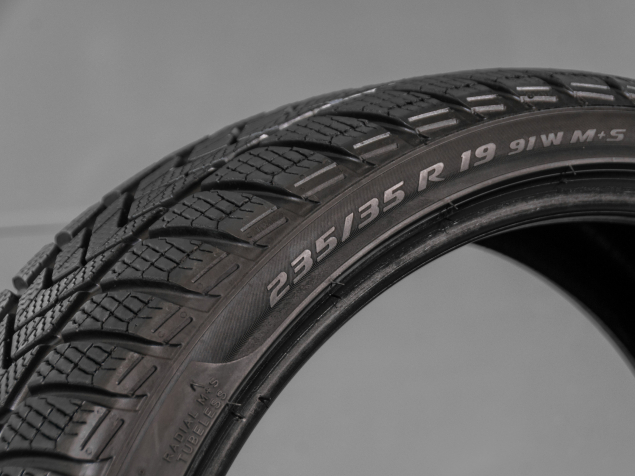 PIRELLI SOTTOZERO 3 235/35 R19 91W 8019227240450 POUŽITÉ ZIMNÍ PNEUMATIKY